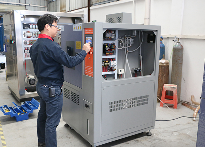 正航儀器車間技術人員現(xiàn)場調(diào)式恒定濕熱試驗箱